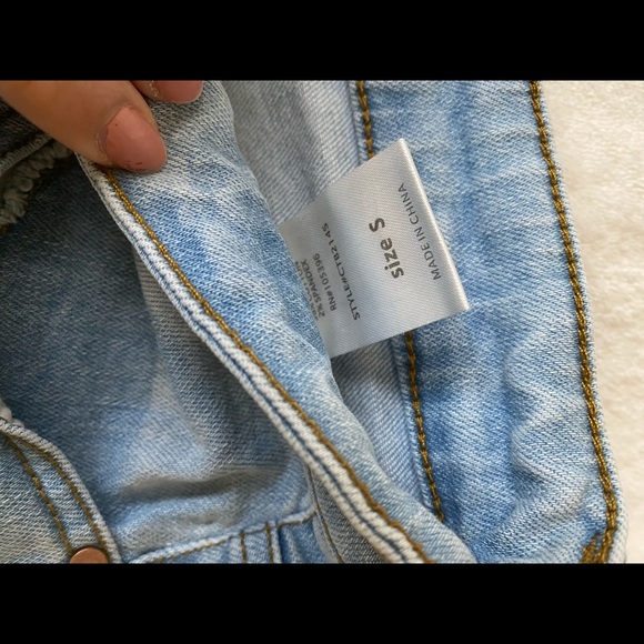 Ripped Jean shorts - Picture 3 of 3